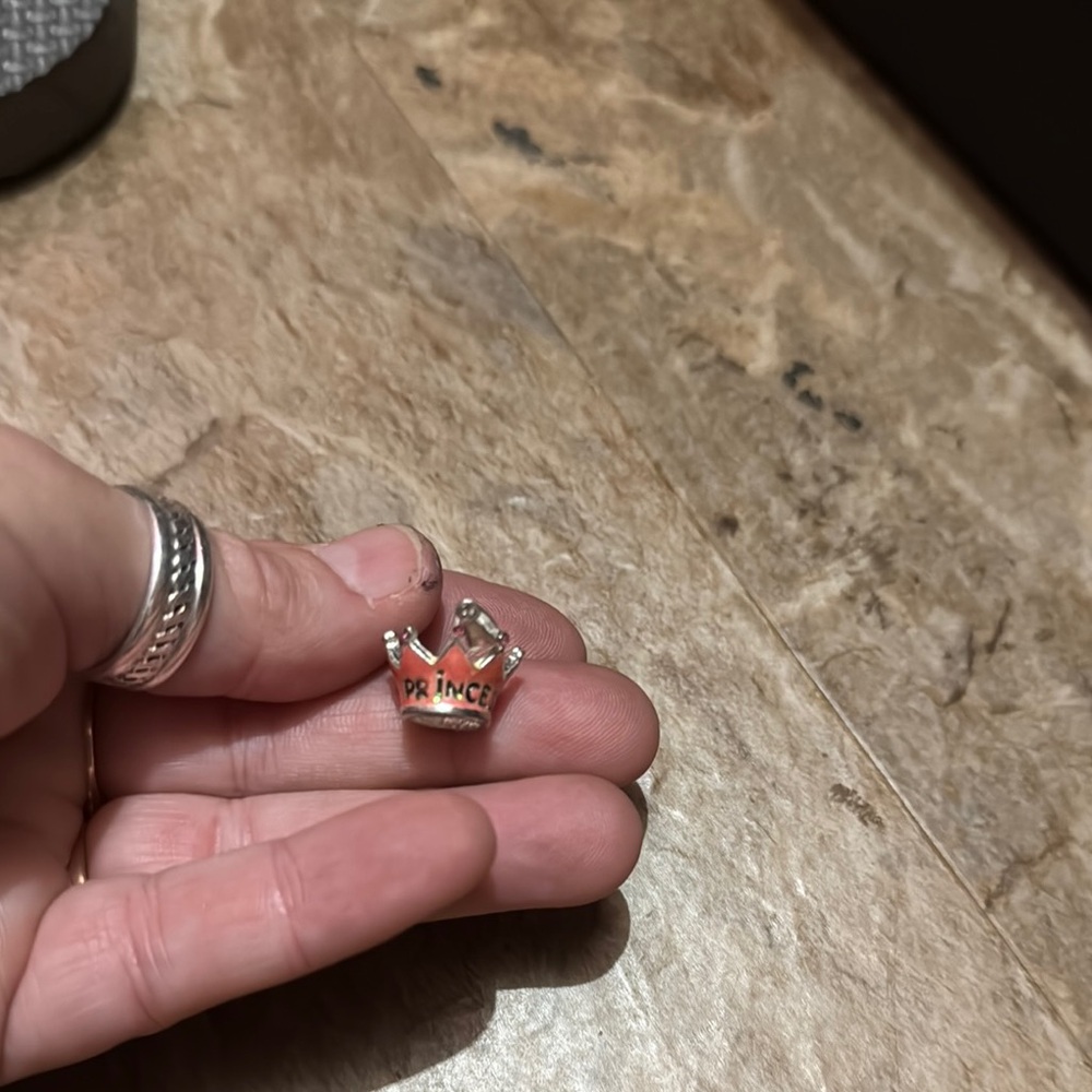Silver crown-shaped pendant